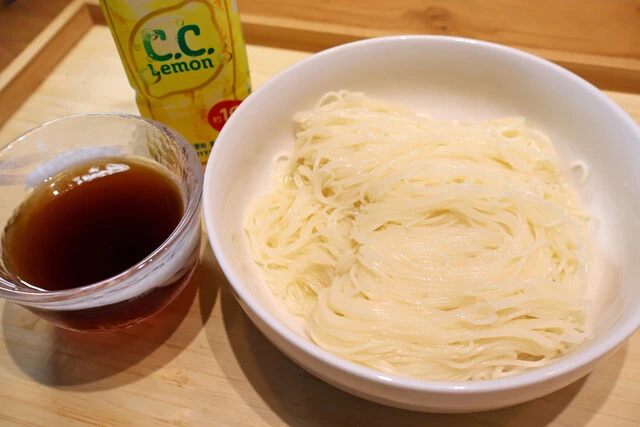 C.C.レモンそうめん そうめんにC.C.レモン原液を軽くかける。麺つゆにはもともと甘みがあるため違和感ゼロ。まろやかな冷麺のような味わいに!