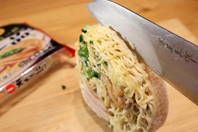 （１）分解！　キンレイの天下一品はスープと麺が合体した状態で固まっている。これを包丁で分解しようと試みたが失敗。仕方がないので鍋に入れ、弱火でスープだけを解凍することにした