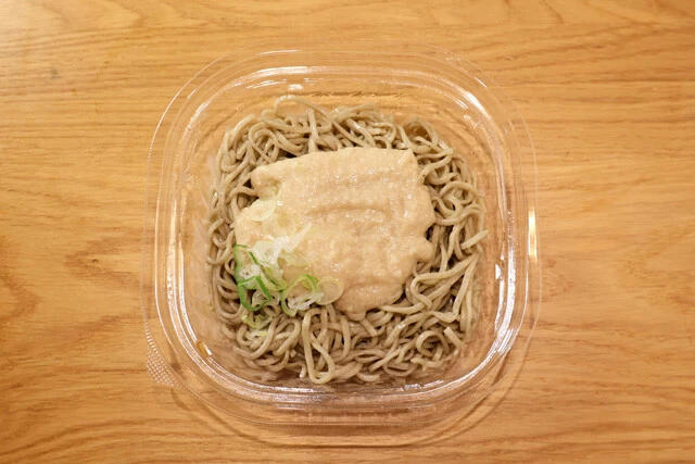 濃厚だし割りとろろの冷しぶっかけそば セブン-イレブン：518円　濃厚だし割りとろろが実にいい味。麺は軟らかめだが、とろろのヌルッとした食感で一体感が生まれ、一気にズルッといける