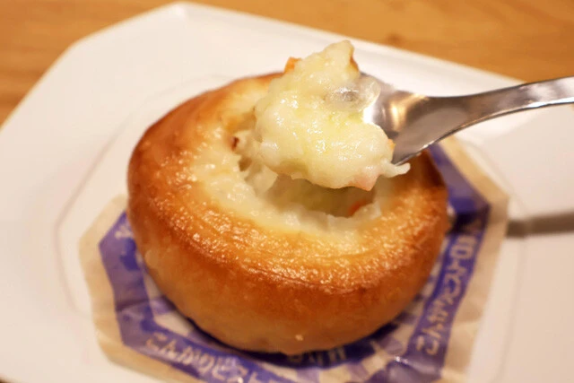 (1)摘出! ファミマのこんがりビストロまんは上部がカットされているので、ここからスプーンを使い中身を摘出。どうせ中身は全部出してしまうので、何味のビストロまんでもOK!