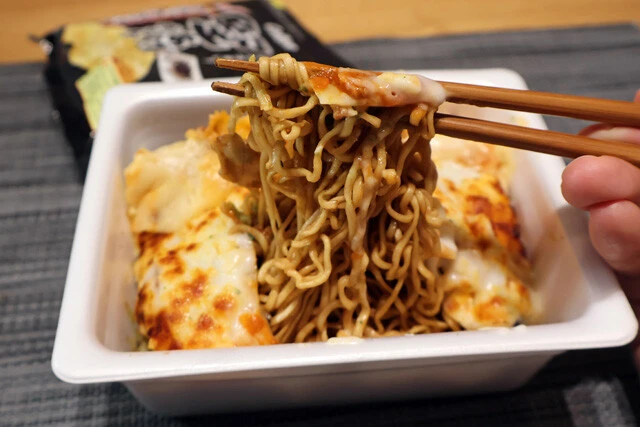 (5)食べる! あとはラザニアシートを切りながら麺と一緒に食べるだけ。味だけでなく食感のハーモニーも絶品。堅あげポテトのブラックペッパー味を足すと味が締まり、食感もいっそう豊かに!