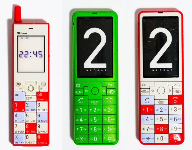 ガラケー版の初代INFOBARのNISHIKIGOI（左／2003年）と2代目ガラケー版のINFOBAR2（右／2007年）。ふたつ折り端末が人気だった時代に、カラフルなストレート端末が新鮮だった。すべてauから発売された