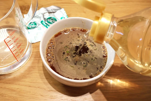 (2)タレ! 緑のたぬきの粉末スープを100ミリリットル程度の冷水でしっかり溶かし、味見をしながらミツカンのカンタン酢を混ぜていく。酸味が自分好みに調ったらごま油を垂らして出来上がりだ