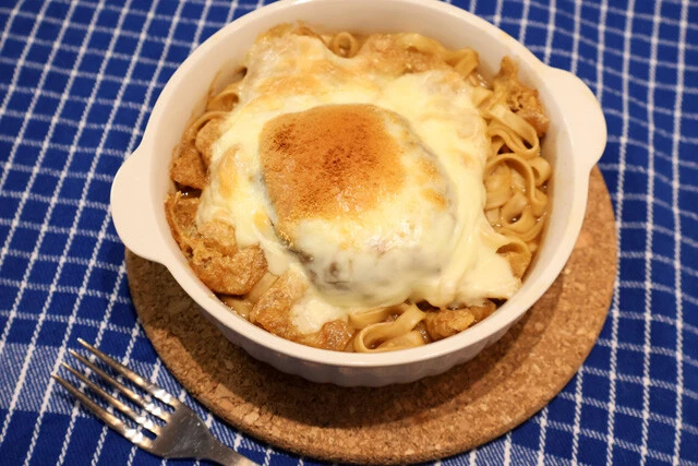 【寿がきやみそ煮込みグラタン】寿がきやのみそ煮込みうどんを追い煮込みでチーズグラタン化。勝手に新名古屋めしに認定です!<野島慎一郎のバカレシピ>