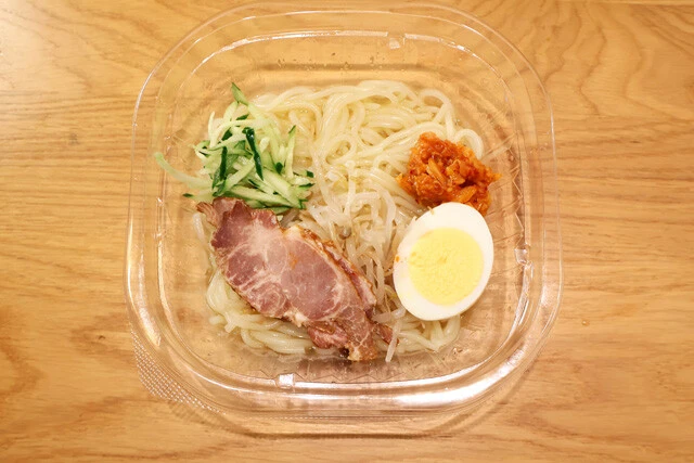 盛岡風冷麺 ローソン：646円　こんにゃくのような不思議な食感だが冷麺らしさは十分。スープもウマみたっぷり。シャキッとした食感の具材が清涼感を加速させる！
