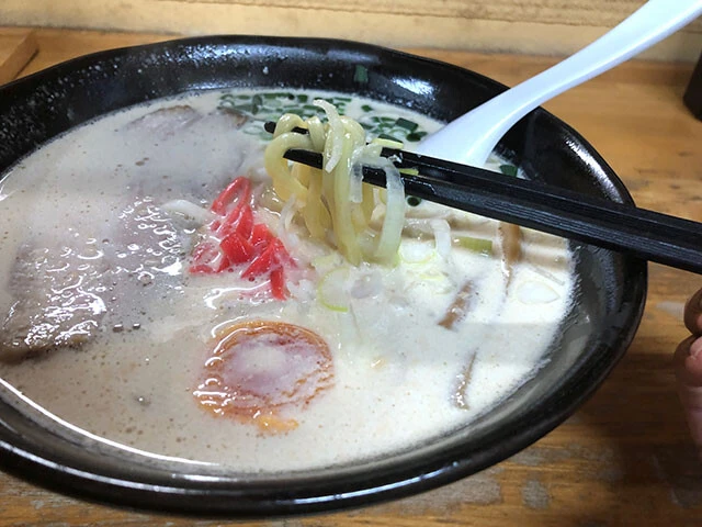 「ふぅふぅ亭」の「マヨとんらーめん」。豚骨スープにマヨネーズをぶち込んだ本品は、まろやかなスープが縮れ太麺に絡んで濃厚な味を楽しめた