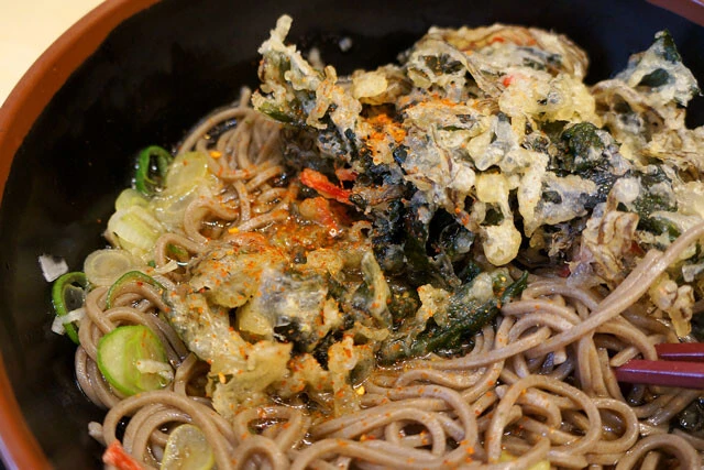 徐々につゆと一体となりはじめるかき揚げ