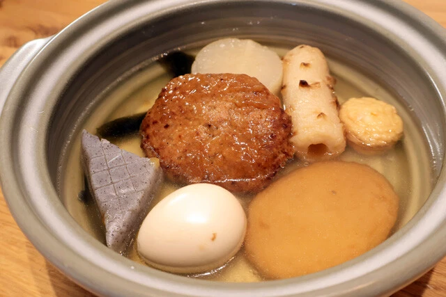 プレーンなハンバーグを入れても問題ないが、大根はおでんの定番。大根おろしがだしと混ざることで味に深みが生まれる！