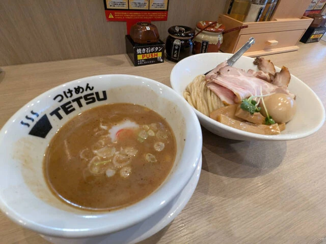 2016年に吉野家HDに買収された「せたが屋」は、煮干し醤油のラーメンやつけ麺がウリ。写真は「せたが屋つけ麺」（1450円）