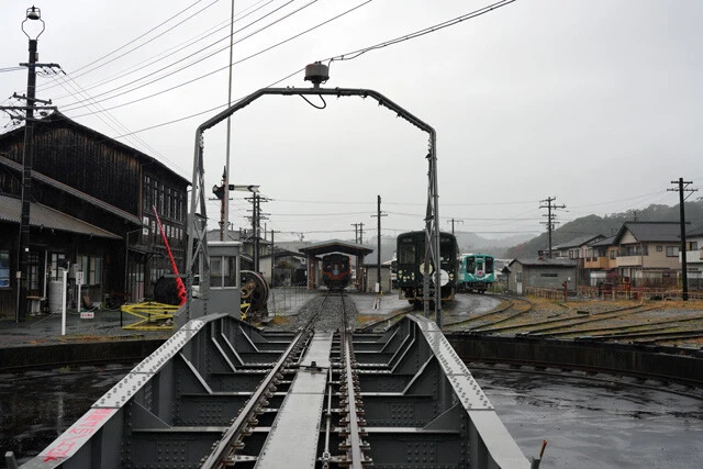 車両基地にはよく見ればロンギヌスの槍が！