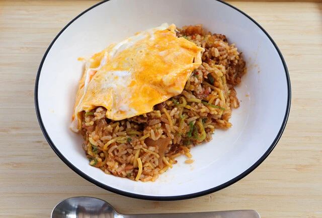 【吉野家まぜそばのオムソバめし】吉野家の「牛玉スタミナまぜそば」のニンニク感と牛丼をミックスしたら刺激がヤミツキのオムソバめし完成！＜野島慎一郎のバカレシピ＞