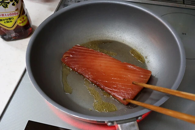 (2)焼く! フライパンに薄くごま油(サラダ油でも可)を引き、中火で(1)の両面をサッと焼く。火をしっかり通しても問題はないが、表面だけサッと焼くくらいのほうがポキ丼っぽくなる