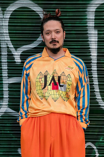 「Tシャツの裾出しはファッションのカジュアル化、マニュアルからの解放の象徴でした」と語る高畑鍬名氏