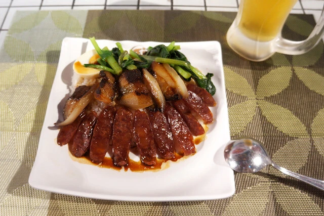 「香港風腸詰めとハムかけご飯」