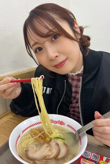 スガキヤをこよなく愛する元SKE48メンバーの高柳明音さん。自宅には常にスガキヤのカップ麺と袋麺を常備。また、愛知に帰るたびに岐阜タンメンのカップ麺を買い込み、友人に配っているという、筋金入りの寿がきや食品フリークでもある