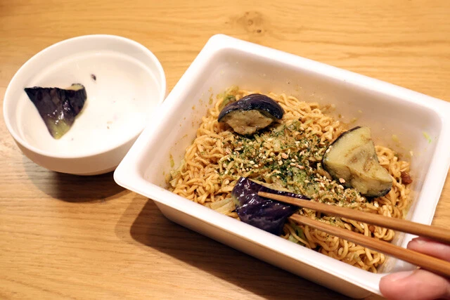 (2)なす! シンプルにペヤングとラザニアの組み合わせを楽しむのもいいが、せっかくなら両方に合う食材も足したい。冷凍揚げなすはその代表格。レンチンしてペヤングにのせよう