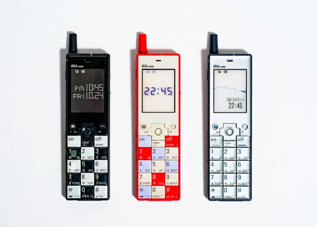 初代INFOBAR。右からNISHIKIGOI（錦鯉）、BUILDING、ICHIMATSU（市松）。後に真っ白いANNIN（杏仁）を発売