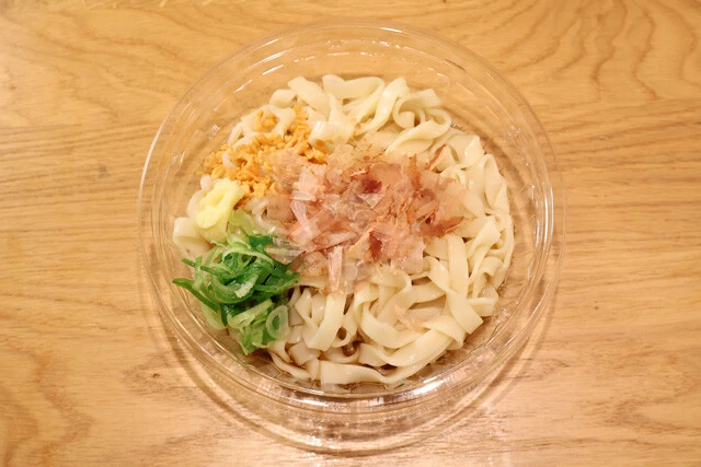 冷しぶっかけきしめん ミニストップ：356円　麺は喉越しが素晴らしく、コシも完璧。さっぱりとしただしとねぎ＋ショウガでいただく王道のウマさ。これで356円は激安！