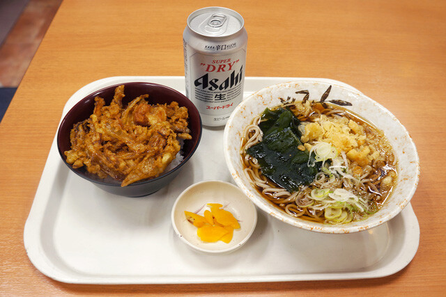 【かけそば&ミニかき揚げ丼セット】超局地的な立ち食いそば激戦区で味わう、王道のセットと缶ビール：パリッコ『今週のハマりめし』第217回