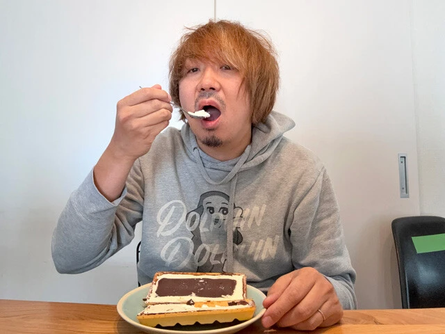 (2)食べる! 使いたいのはモナカの皮だけなので、中身のアイスやセンターチョコなどは食べてしまおう。残ったアイスが溶けるとモナカが湿気るので、準備できたら冷凍庫にしまっておこう