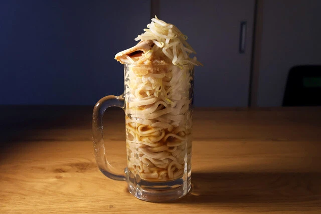 【パフェ二郎】二郎系のワシワシ極太麺とスープをパフェ風にマシマシで盛りつけた斬新ビジュアルの冷やしまぜそば!<野島慎一郎のバカレシピ>