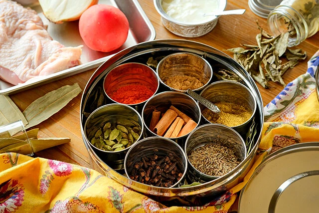 使用する主な材料。一見そろえるのが大変そうなスパイスも、スーパーの専用コーナーで入手できる
