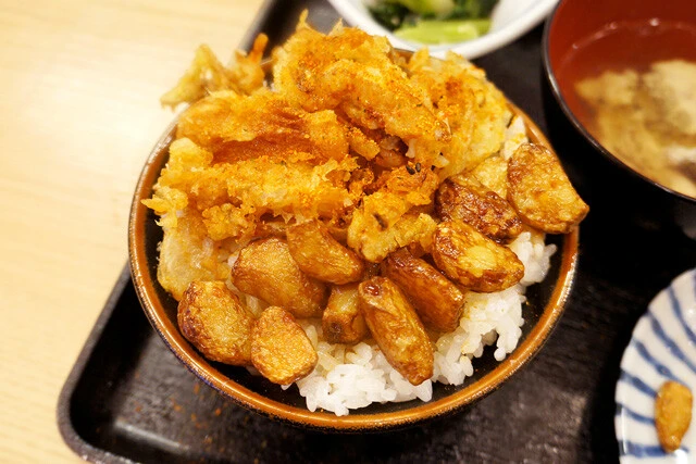 【晩杯屋天丼】立ち飲み屋を定食屋として見たとたんに広がりだす、無限の可能性:パリッコ『今週のハマりメシ』第189回