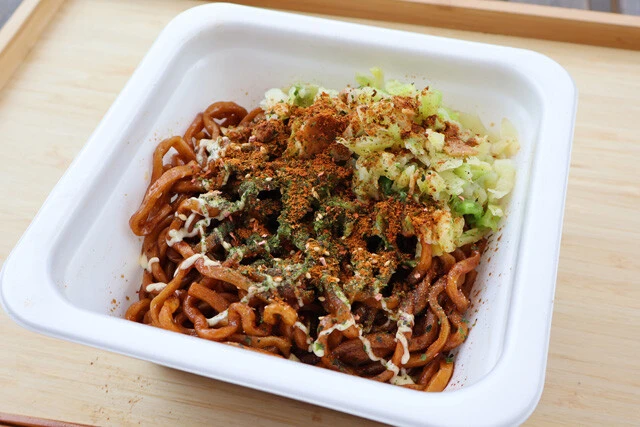 （５）完成！「オールスターカップ焼きそば」