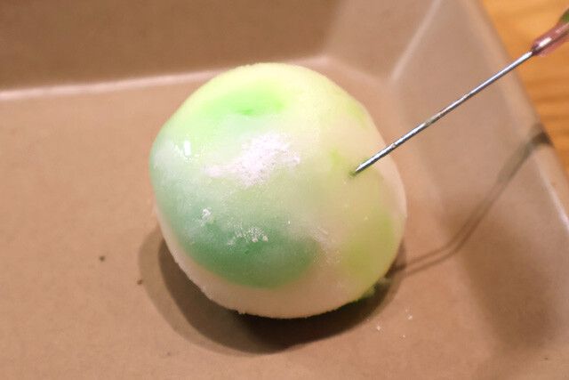 つゆだく雪見だいふく 注射器を使って餅とアイスの間に原液を注入。原液をディップして食べても味は同じだが、噛んだ瞬間にスプラッシュする感覚が楽しい! これはシュークリームにも応用可能だ