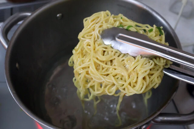 （２）ゆでる！　スープと麺を分離させたら、大きめの鍋で麺を軽くゆでる。箸で全体を揺らし、麺がほぐれたら火を止めてザルに上げ、冷水で麺を締めたら水気をしっかり切っておこう