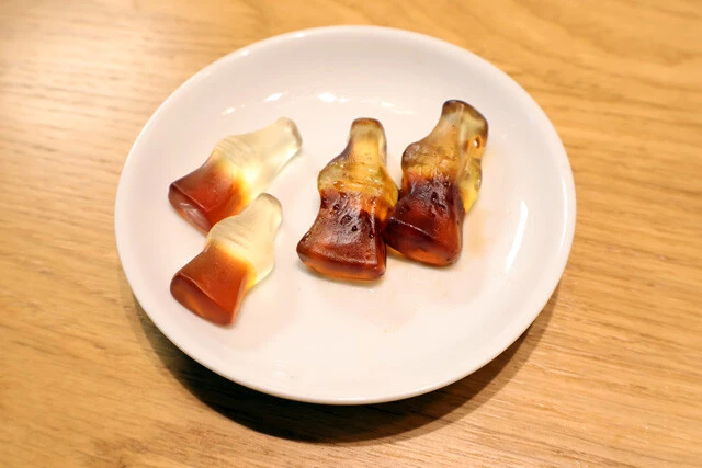 ペプシの原液にグミを1日以上漬けると、原液を吸収して肥大化するだけでなく、食感がゼリー風に変化。コーラ味のハリボーに追いコーラをすると激ウマ!