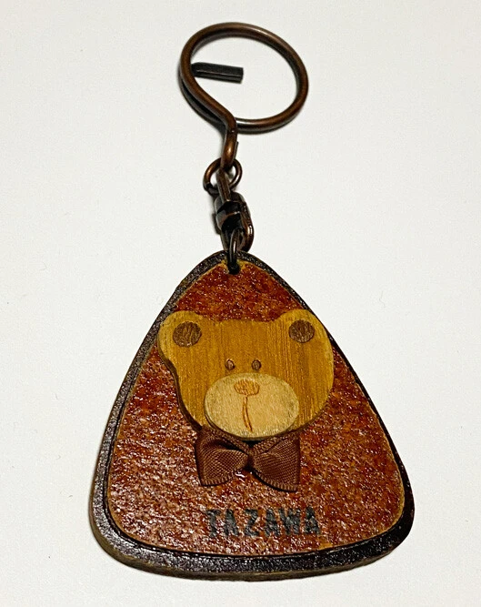 「TAZAWAKO」のクマのキーホルダー。地名だけ変えて全国で売られているタイプ