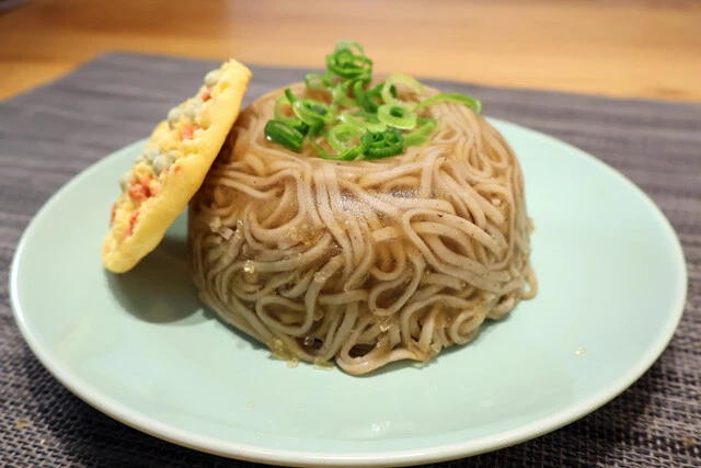 【ゲルそば】見た目は脳みそ! だけど激ウマ! 緑のたぬきのカップでそばをゼリー寄せにした狂気の一品!<野島慎一郎のバカレシピ>