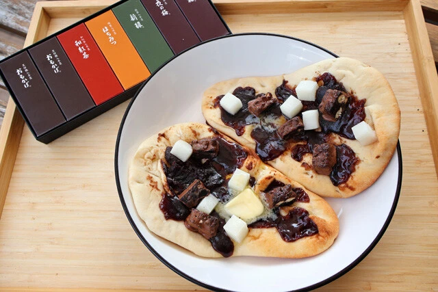 【とらやのスイーツナン】お土産の定番「とらやの羊羹」にバターや餅が神融合！　ナンを使った斬新スイーツピザ!!＜野島慎一郎のバカレシピ＞