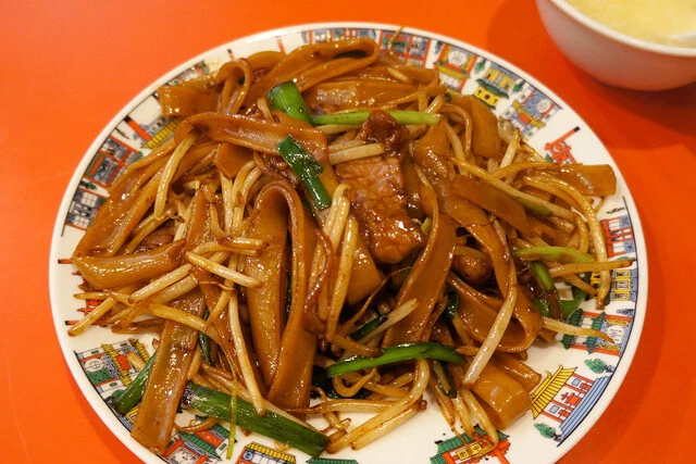 【ライススティック炒】ディープな雰囲気ながら日常的に通いたくなる絶品中華料理店、吉祥寺「中華街」のいちおしメニュー:パリッコ『今週のハマりメシ』第187回