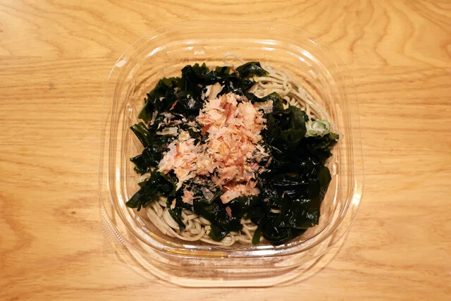 冷しぶっかけわかめそば セブン-イレブン：399円　麺を覆い隠す大量のわかめがインパクト絶大！ つゆはカツオベースのシンプルな味。そば本来の風味を堪能できる逸品だ