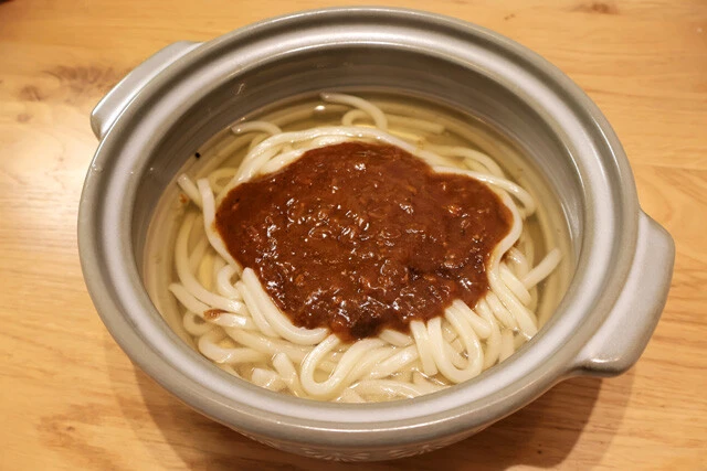 余っただしに冷凍うどんを入れて再加熱。麺がほぐれたらレンチン済みのレトルトキーマカレーを入れるだけ。コク深いカレーうどんに！