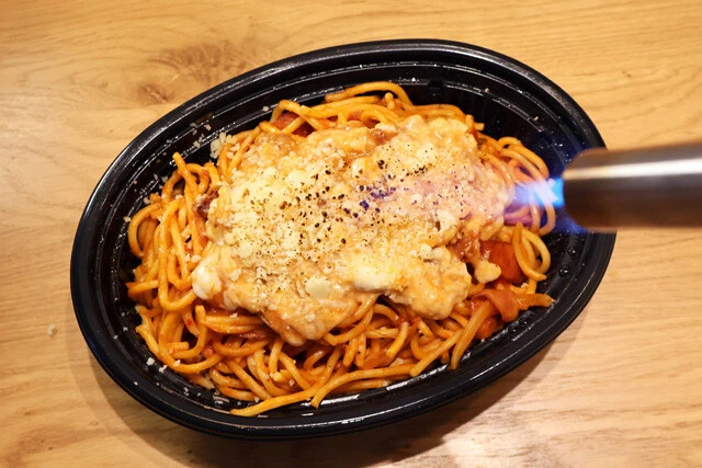 (3)バーナー! (2)の手順が終わったらそのまま食べても十分すぎるほどウマいが、ガスバーナーがあるならナポリタンに付属の粉チーズをかけてからあぶると一体感が増すのでオススメだ!
