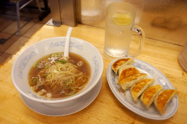「素ラーメン・しょうゆと焼餃子」