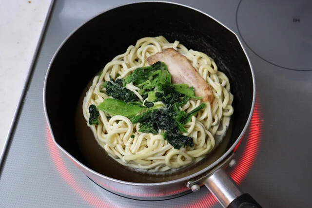 (1)調理! まずは手順どおりにキンレイの横浜家系ラーメンを調理しよう。家系ラーメンならほかのものでも代用可能だが、再加熱のしやすさと牛丼との相性を考慮するとキンレイがベスト