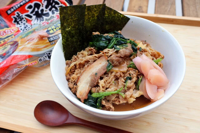 （５）完成！「家系ラーメンぶっかけ牛丼」