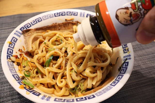 (5)追いドレ! あとはよくかき混ぜて食べるだけ。途中で追いドレしながら食べるのもよい。もちろん別のドレッシングでも作れるので、自分好みの味を探し出してみよう!