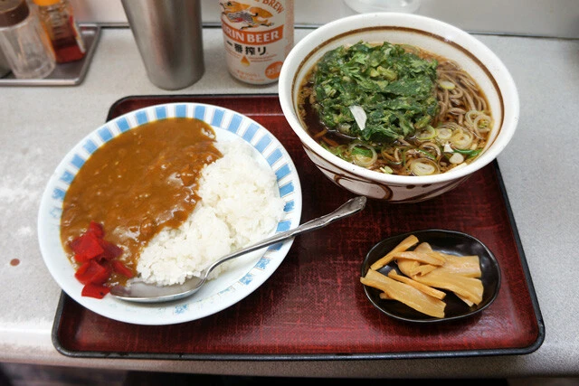 【春菊天そば＆カレーライス】我がソウルフード、大泉学園「そばうどん松本」の春菊天そば：パリッコ『今週のハマりメシ』第169回