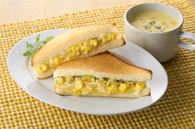 「粉が溶け残ったねっとり濃ゆ～いコンポタでパンをひたひたにしたい君に捧ぐ！　コンポタ染みっ染みサンド」322円「人前でやると行儀悪く見える」「家でしかできない」という声により生まれた商品だそう。温めるとスープが溶けてパンに染み、よりおいしくいただける