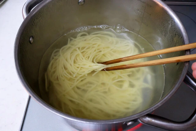 (2)ゆでる! 続いて鍋にお湯を沸かし、スパゲティをゆでる。麺の太さはお好みで選んでいいが、存在感のあるミートソースやロースカツに対抗できる太麺のほうが相性が良い
