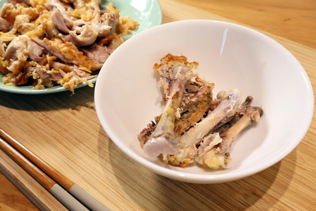 （１）分解！　オリジナルチキンから骨だけを取り出し、付着した衣や肉を剥がしておく。骨を取り出す際にチキンを食べてもいいが、具材としても使うので少しは残しておくこと