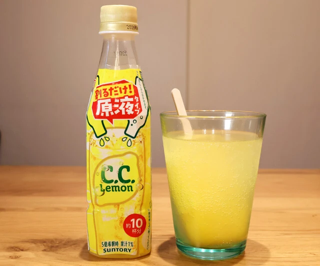 フルーツバーソーダ　炭酸水で好きなドリンクを作った後、氷の代わりに果汁たっぷりのフルーツアイスバーを入れる。徐々に溶けて味がトロピカル化！