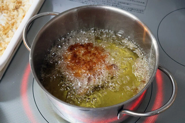 （４）揚げる！　（２）の表面にミルクをつけ、（３）をまぶしたら180℃に熱した油で揚げる。食材はすべて加熱済みなので、表面に色がついたらすぐ取り出してOK。形崩れしないように気をつけて！
