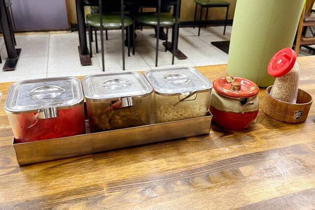 豊富な卓上調味料