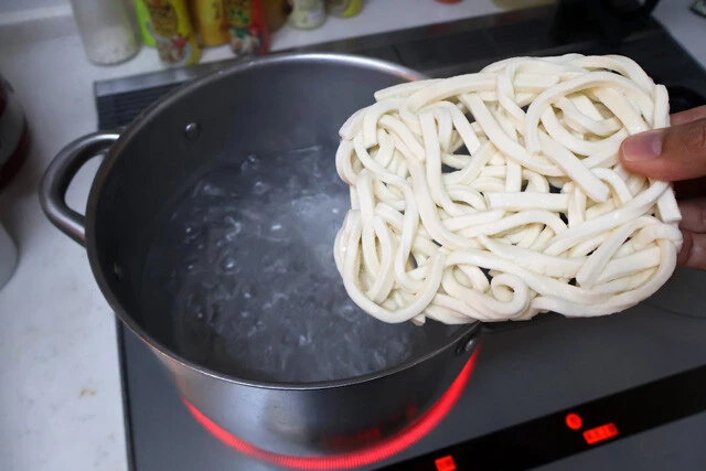 (1)ゆでる! 鍋で「丹念仕込み」をゆでよう。その間にスタバのフラペチーノを飲んで空容器をつくろう。雰囲気が段違いになる。ストローは太いものをもらうと完璧。ゴンチャで代用も可だ
